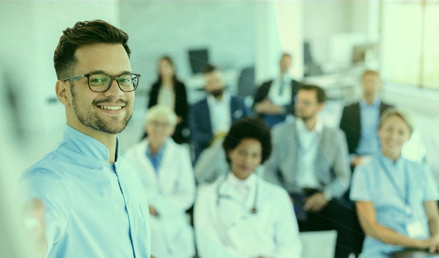 Professor ministrando treinamento para um grupo