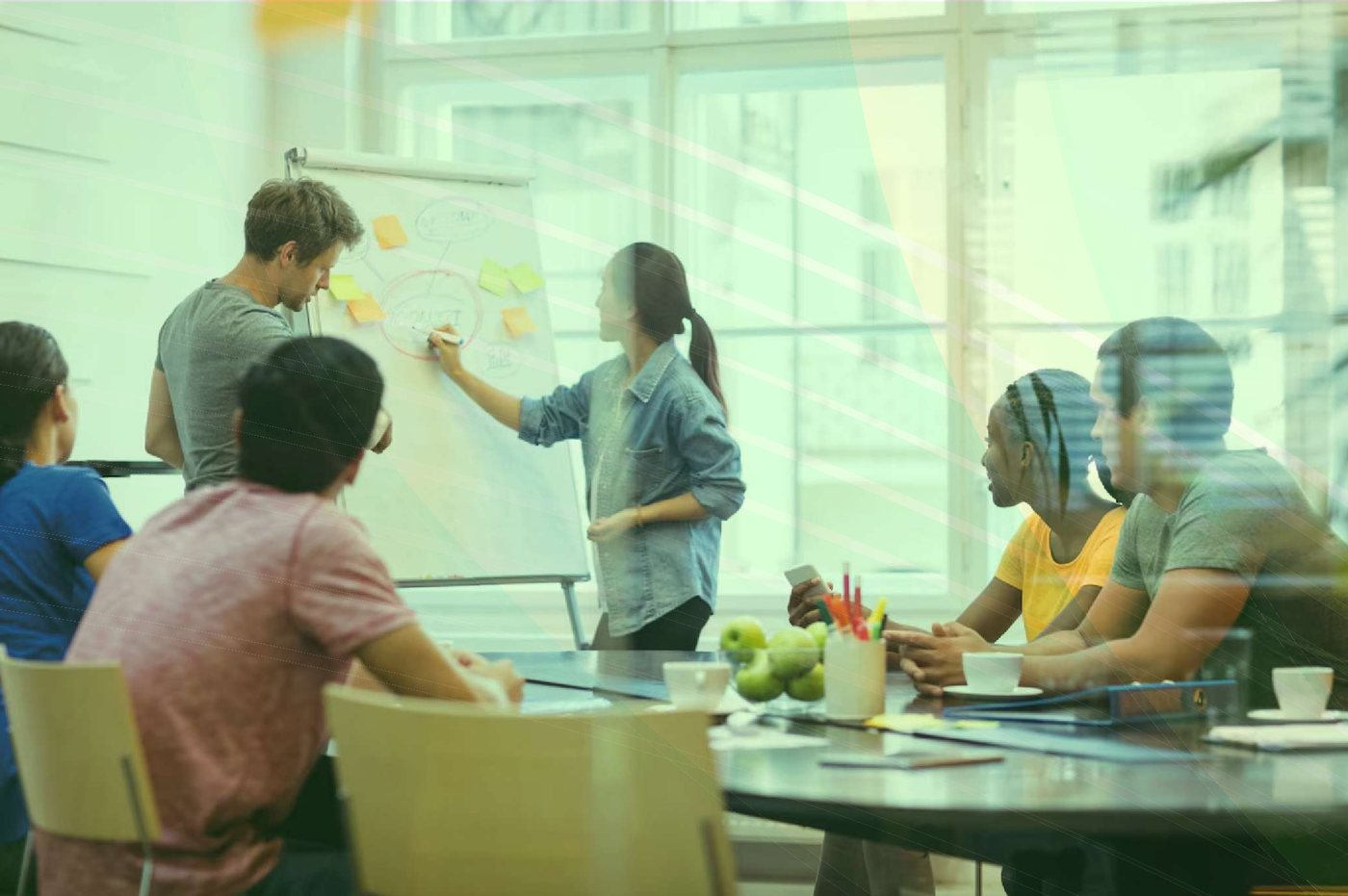 Equipe planejando atividades em quadro de papel