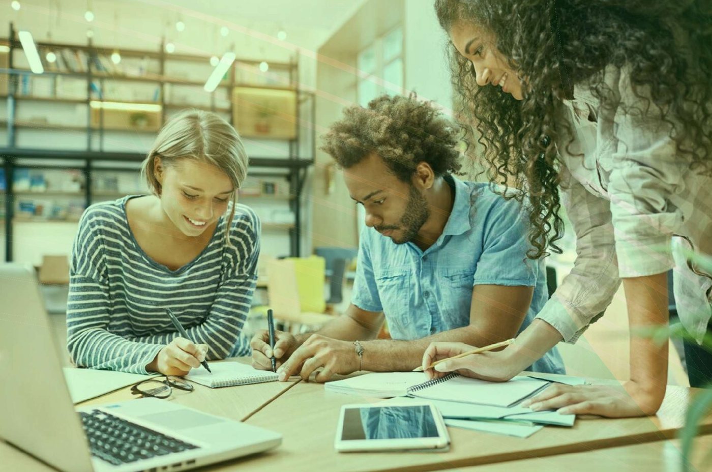 Estudantes trabalhando em grupo