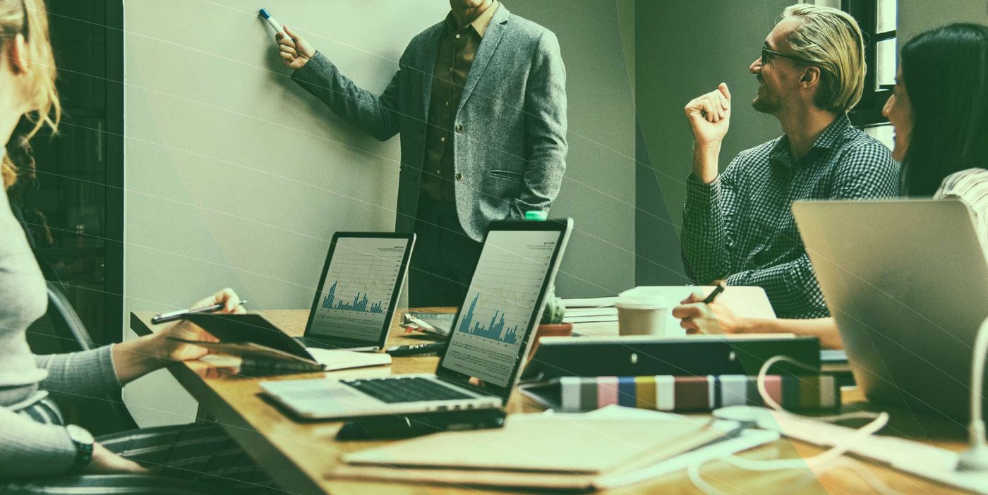 Reunião de trabalho com apresentação em quadro